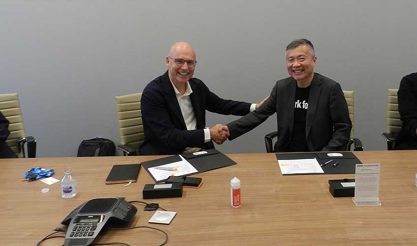 Warren Harris (Tata Technologies CEO) & Jack Cheng (MIH CEO) at the Contract Signing